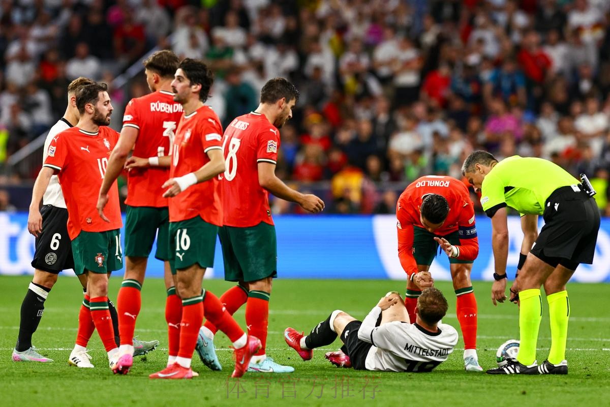 记者:欧足联应调查决赛前场外发生的那些耻辱事件 记者:欧足联应调查决赛前场外发生的那些耻辱事件